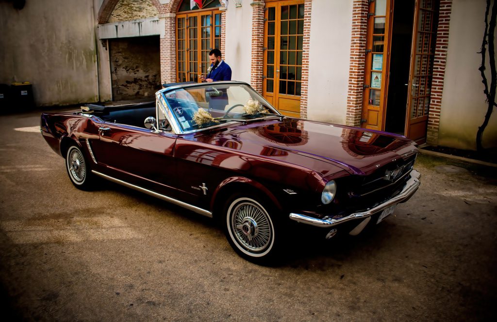 Feel Classic : Location Mustang Cabriolet 1964 1/2 V8 boite méca avec chauffeur mariage sur Pornic
